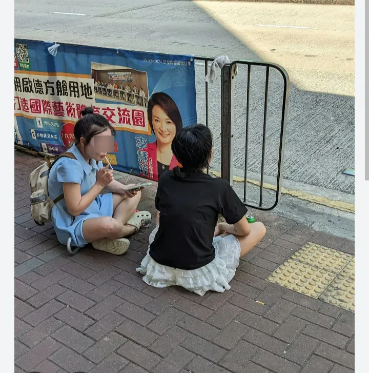 位於堅尼地城的咖啡店成了打卡地點，多名遊客前往拍照打卡，甚至一度走出馬路。