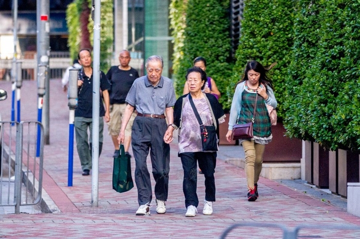 香港街头：十指相扣牵手的老年夫妇，孤独的老人，养老机构在楼上_新浪新闻