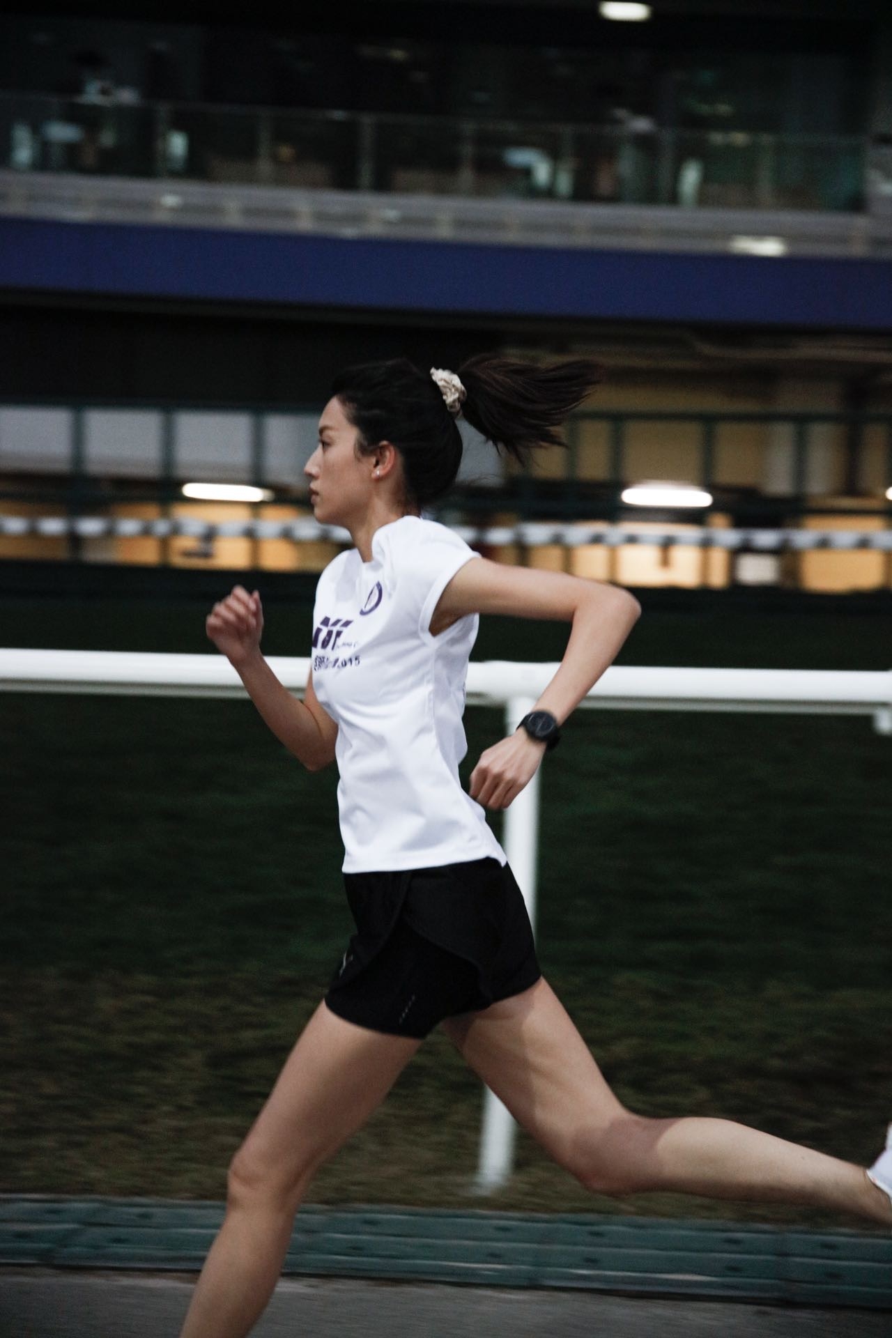 思貝無論鍛鍊前後都有認真做熱身，而且齋睇相都睇得出佢筋骨好柔軟。