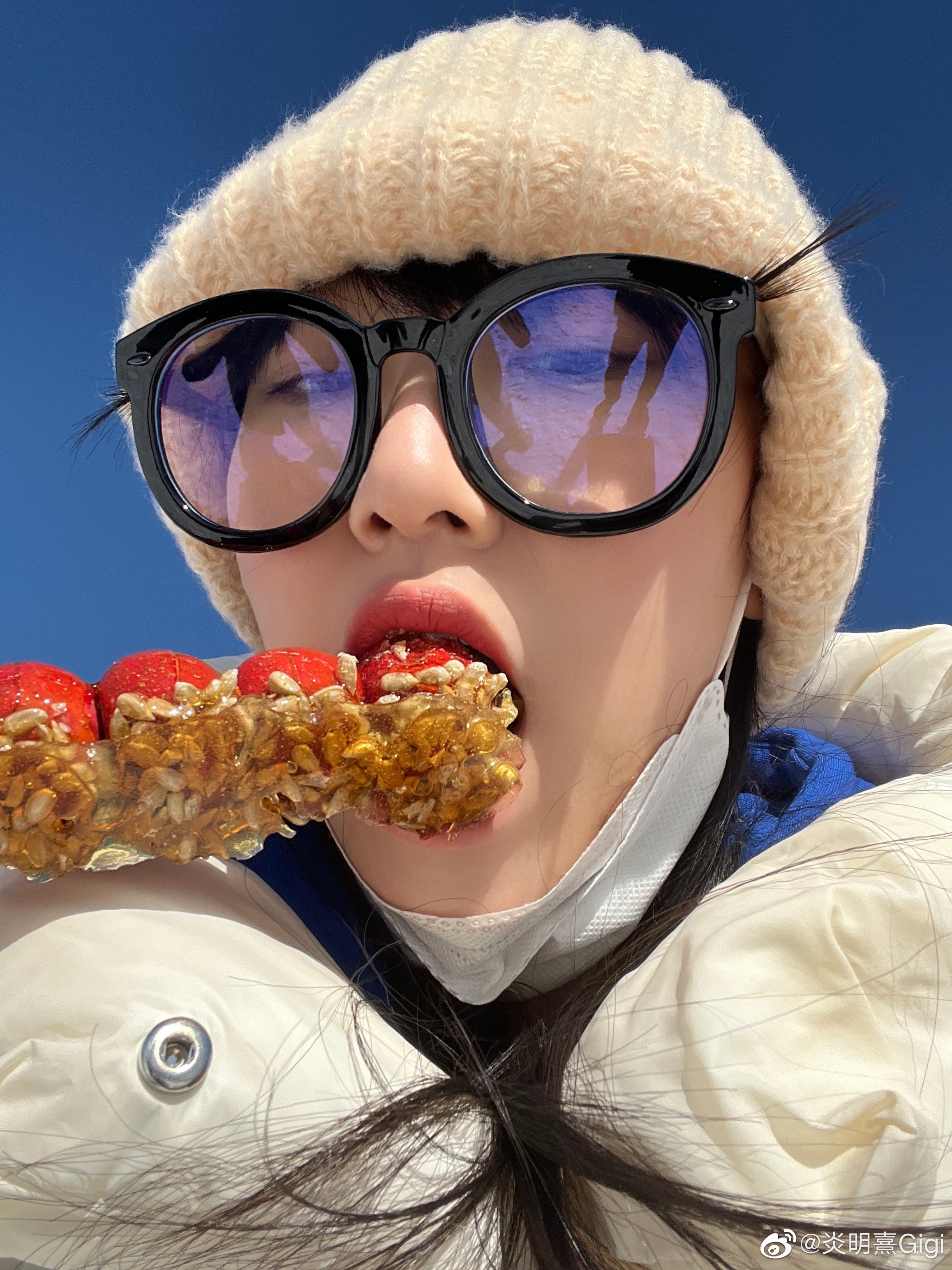 炎明熹食冰糖葫蘆，佢笑言「像崩了顆牙似的」。