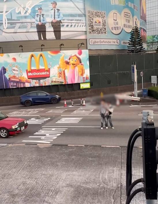 兩男誤闖紅隧口過馬路，最後要職員帶走。(T@nicola223)