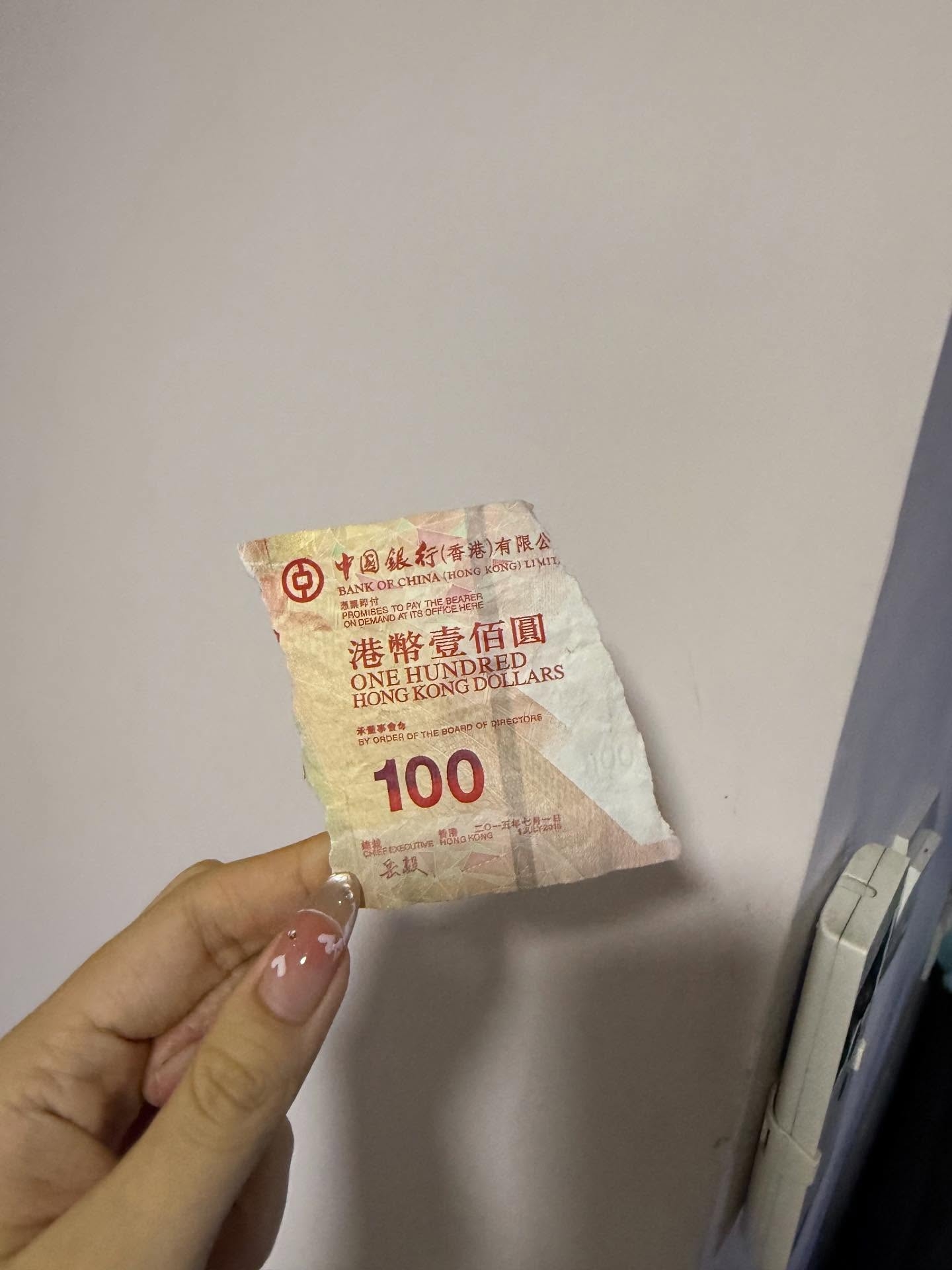 為食狗把鈔票左右兩邊吃掉，只餘中間部分。（Threads圖片）