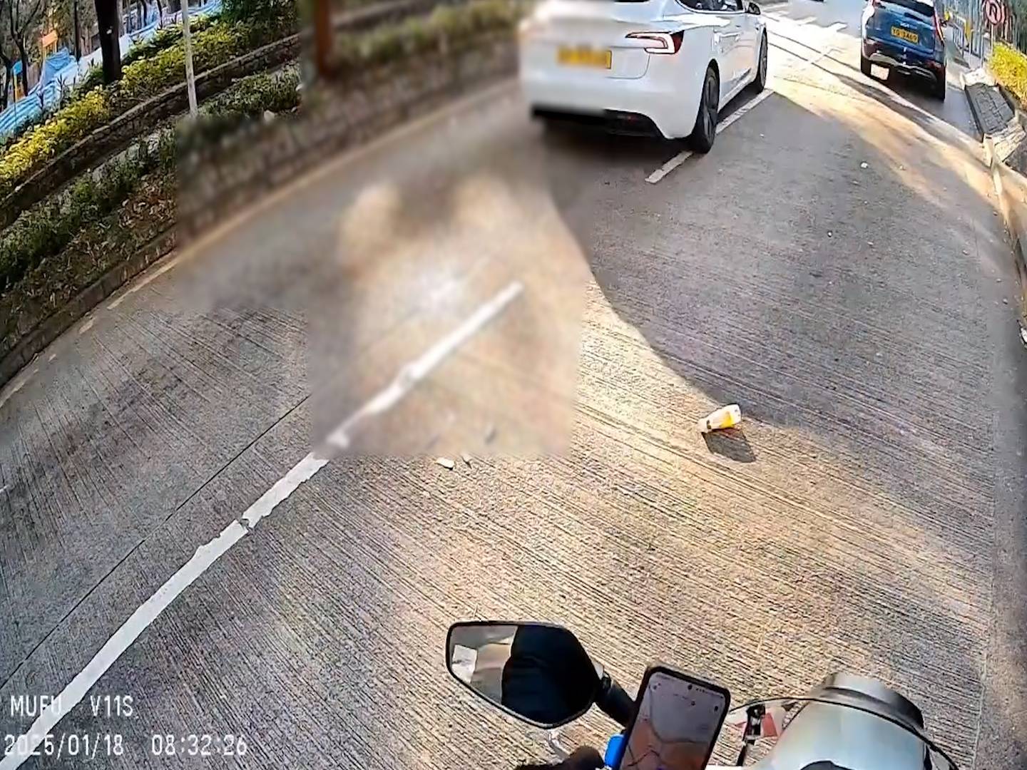 無品Tesla司機馬路亂拋垃圾險中鐵騎士