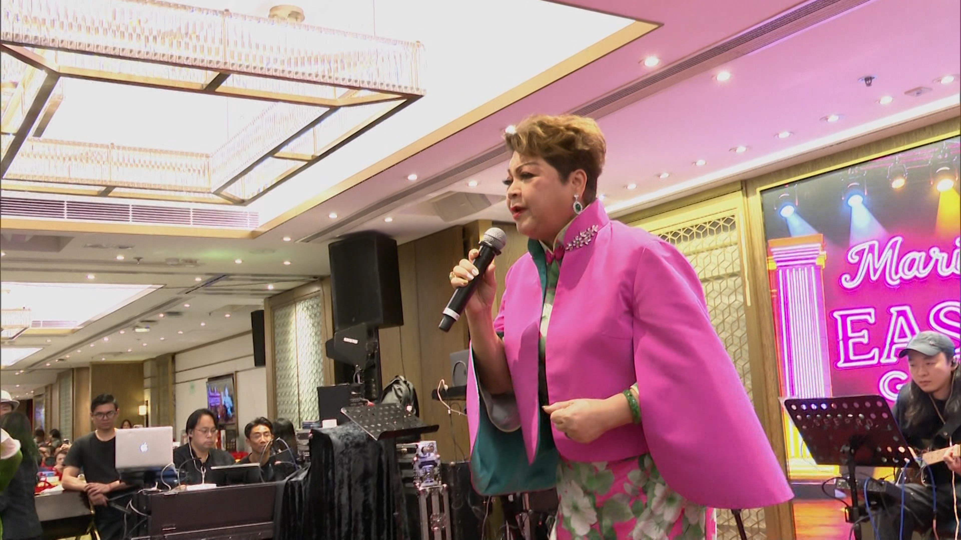 活動的高潮落在舞台表演環節。肥媽親自上台獻唱經典金曲，還帶上中聲Family上台助興。