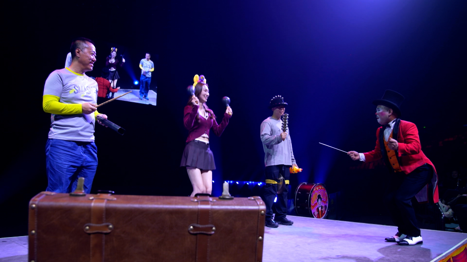 有勇士在戰馬上做出高難度動作，小丑哥哥更即席邀請主持王嘉慧上台互動。之後一同來個大合奏，引來全場大笑。