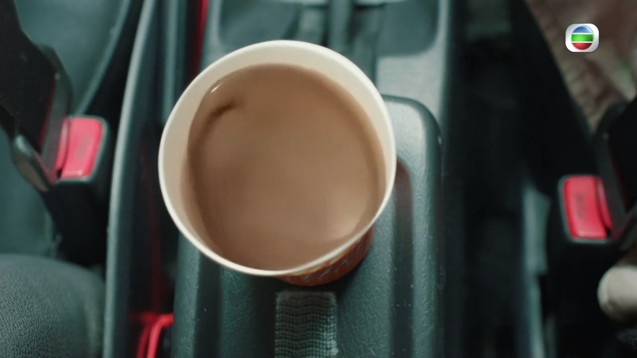 呢位極速的士司機肥叔（莫偉文）嘅「奶茶不瀉」絕技。