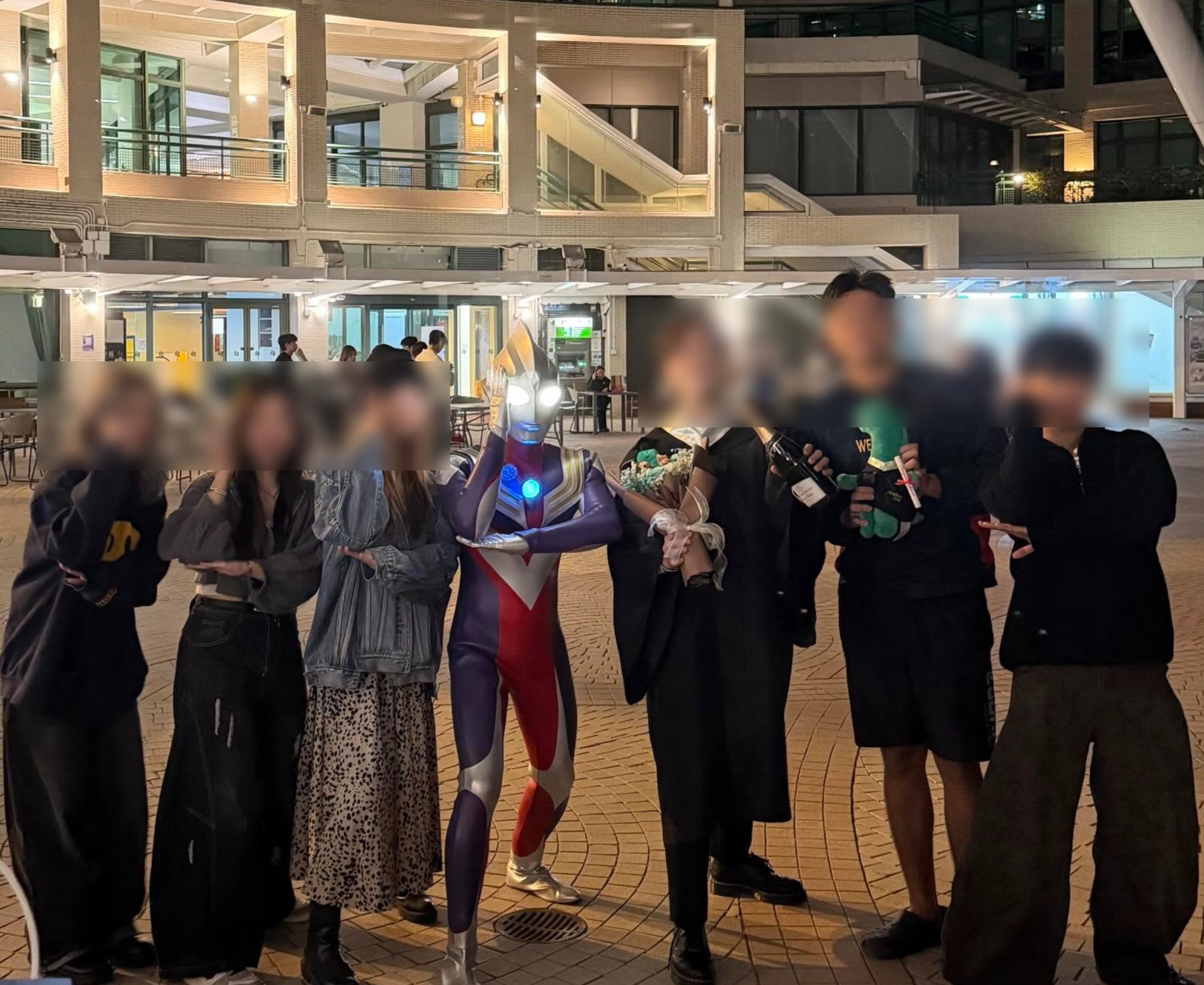 近日有大學畢業生邀請「超人迪加」現身慶祝，場面瞬間成為焦點。（網上圖片）