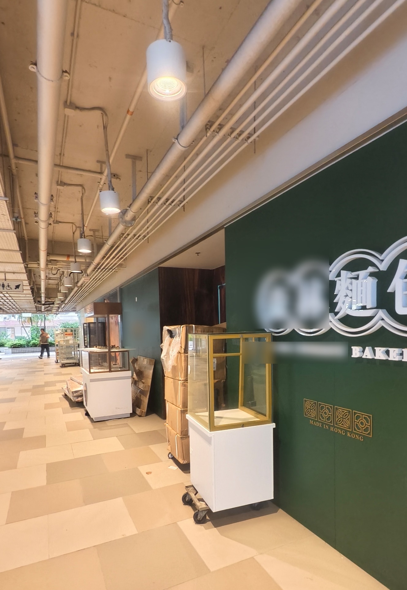 東張西望報料｜牛頭角商場麵包店疑長期霸佔公共通道　貨架紙箱堆滿走廊　街坊憂阻消防通道 （觀眾周先生報料）