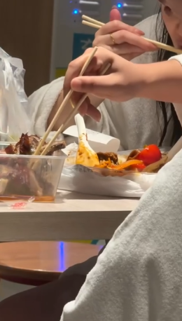 九龍KFC浴袍男女自攜燒鵝飯茄蛋飯霸位開餐　零消費遭網民炮轟