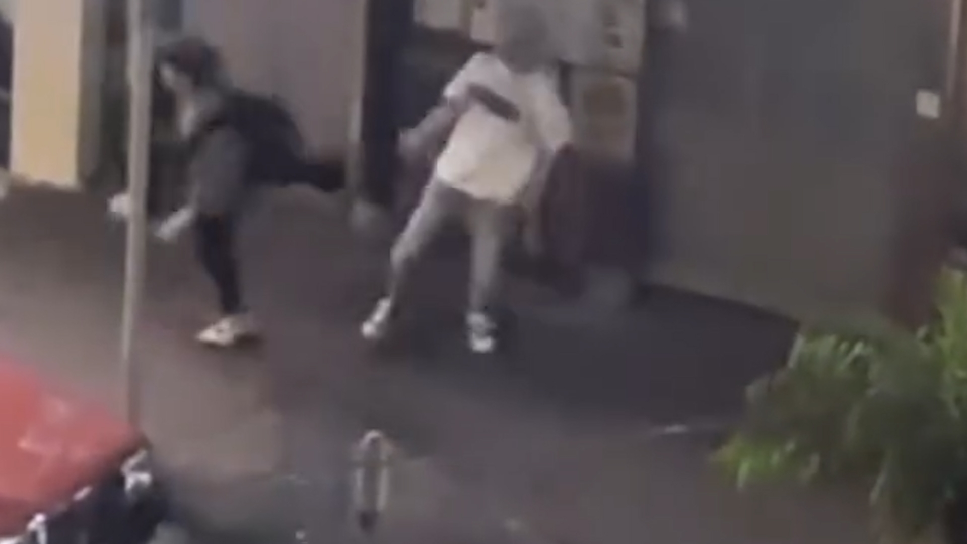 旺角MMA｜7男女砵蘭街打鬥　推撞拉扯勁混亂　糾纏間更撞商店鐵閘