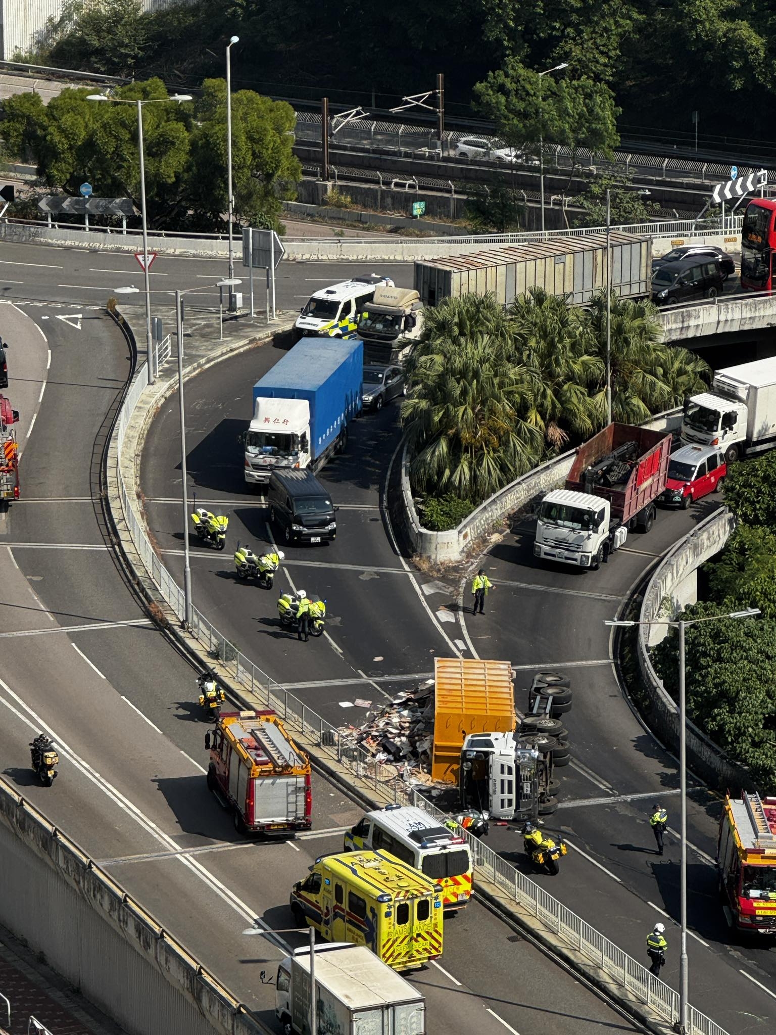網上相片可見，涉事泥頭車貨斗上的工業廢料散落一地，阻礙兩條行車線。（Facebook 圖片／馬路的事 (即時交通資訊台)／KindGoose8217）
