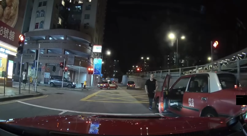車Cam直擊｜荔枝角道男子中途落的士　司機踩油門撞乘客畫面曝光