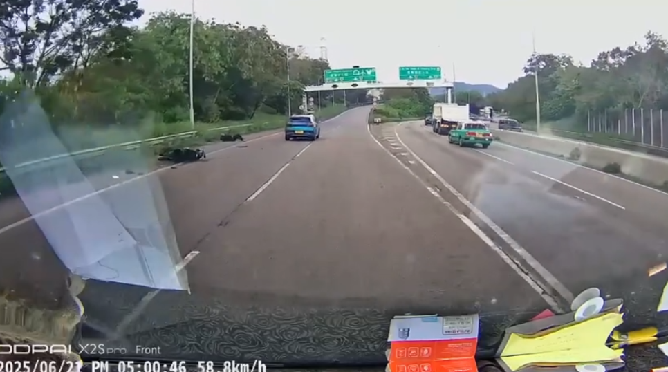 車Cam直擊｜元朗電單車突切線遭撞飛　鐵騎士翻滾倒地跌草叢畫面曝光