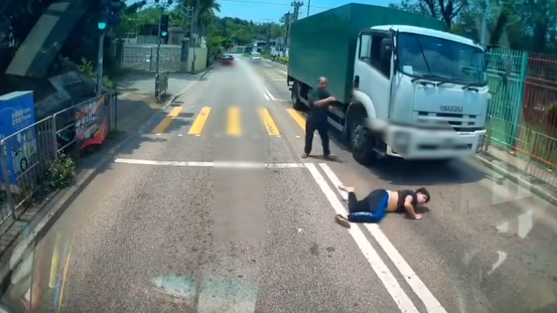 車Cam直擊｜男子青山公路衝紅燈「捐車罅」　遭貨車撞飛再反彈落地 （FB＠突發馬路車cam大全／Edwin Ying Fai）
