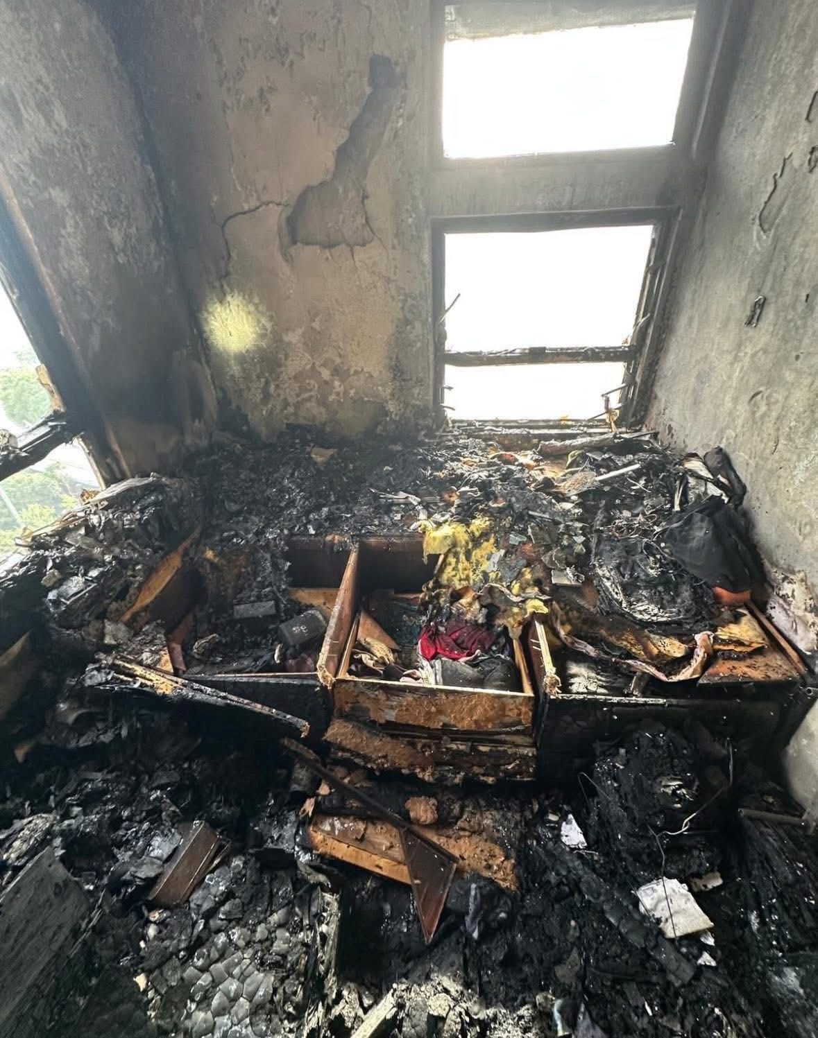 大埔宏福苑五級火｜災後單位慘況大公開，內櫳「甩皮甩骨」慘絕人寰。(FB@Kitty Chau)