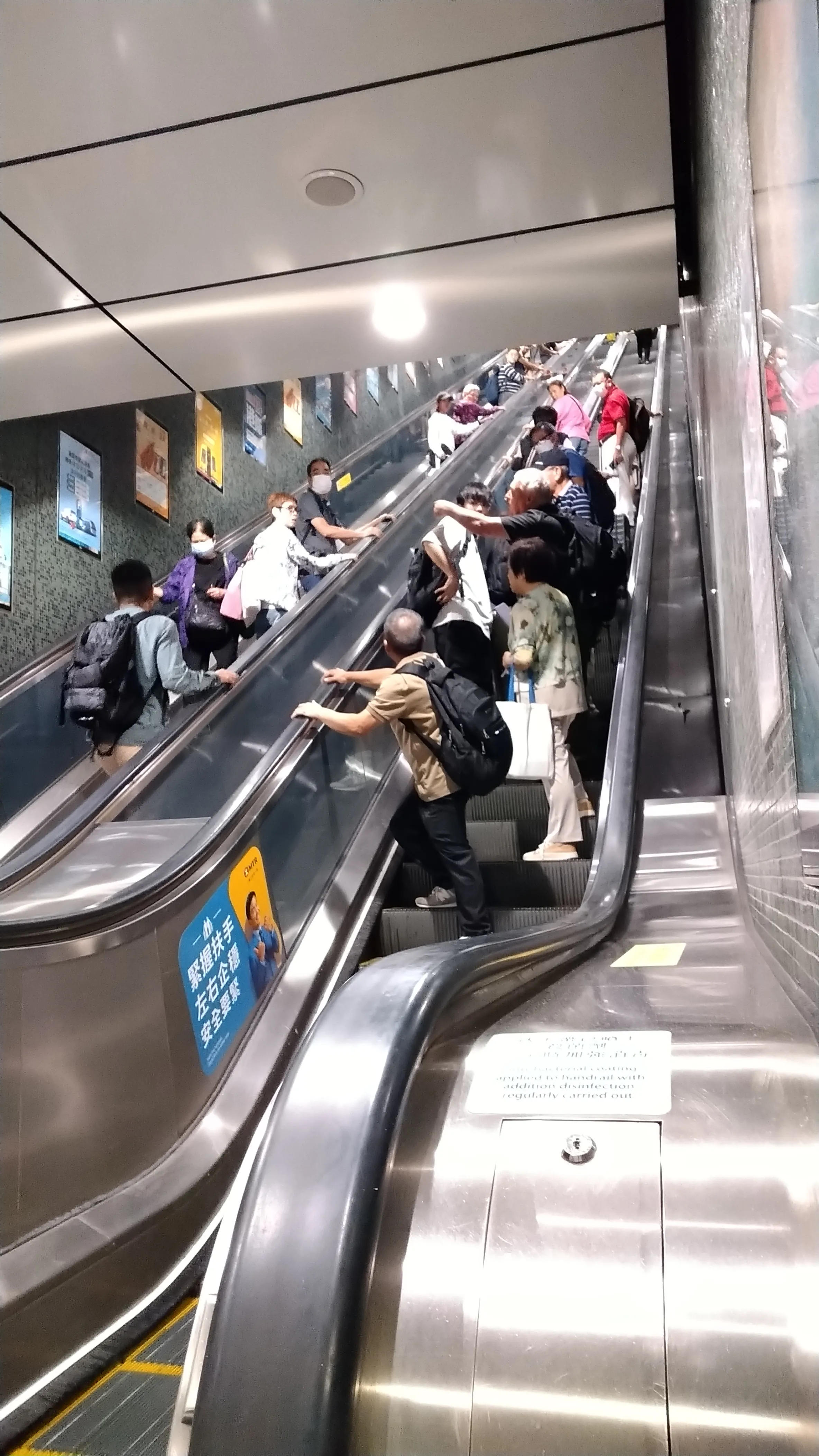 港鐵乘客攜三大行李箱搭扶手梯釀混亂　事主：老人家「骨牌咁冧」