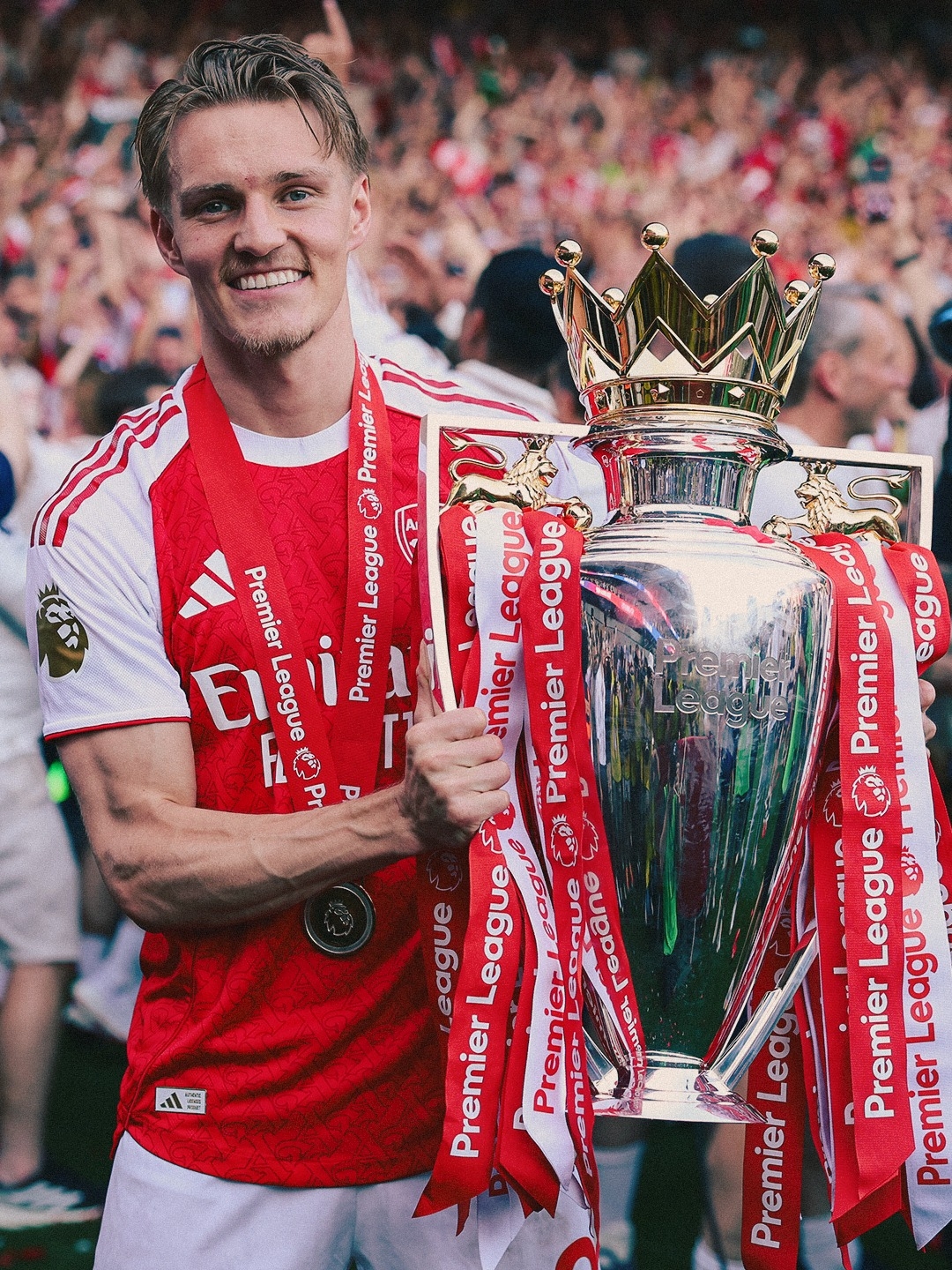 頒獎後，阿仙奴球員們紛紛與獎盃合照。（Facebook圖片／Arsenal）