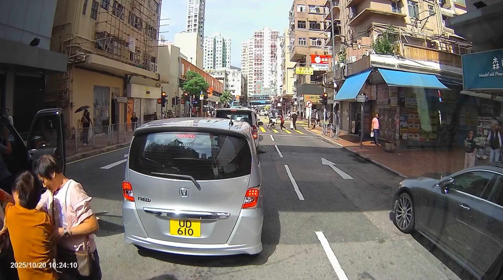 根據影片判斷，貨Van司機因視線死角未能及時察覺行人，煞車不及導致意外。