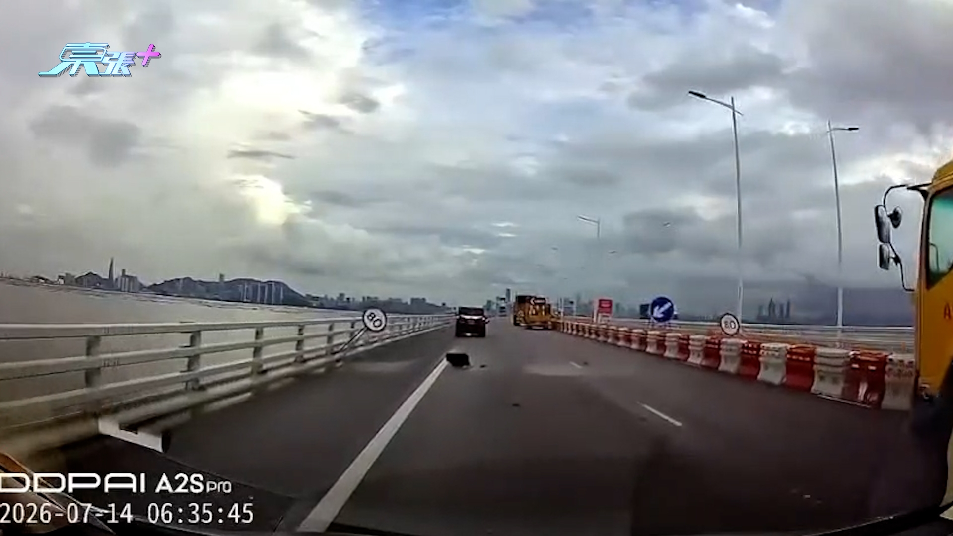 東張西望報料｜深圳灣大橋工程車霸兩線私家車撞工程車釀意外　觀眾憂行車存風險 （觀眾鄭小姐報料《東張》）