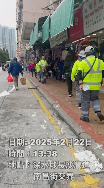 食環署外判清潔工涉自貼街招扮清理，現轉介警方跟進事件。