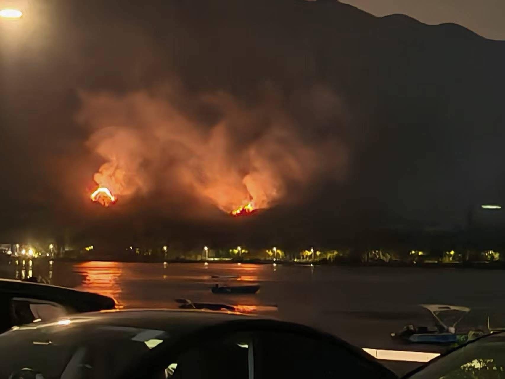 大埔今晚（3日）晚上約7時48分發生山火，地點位於汀角路近映月灣及汀角村對開山頭。