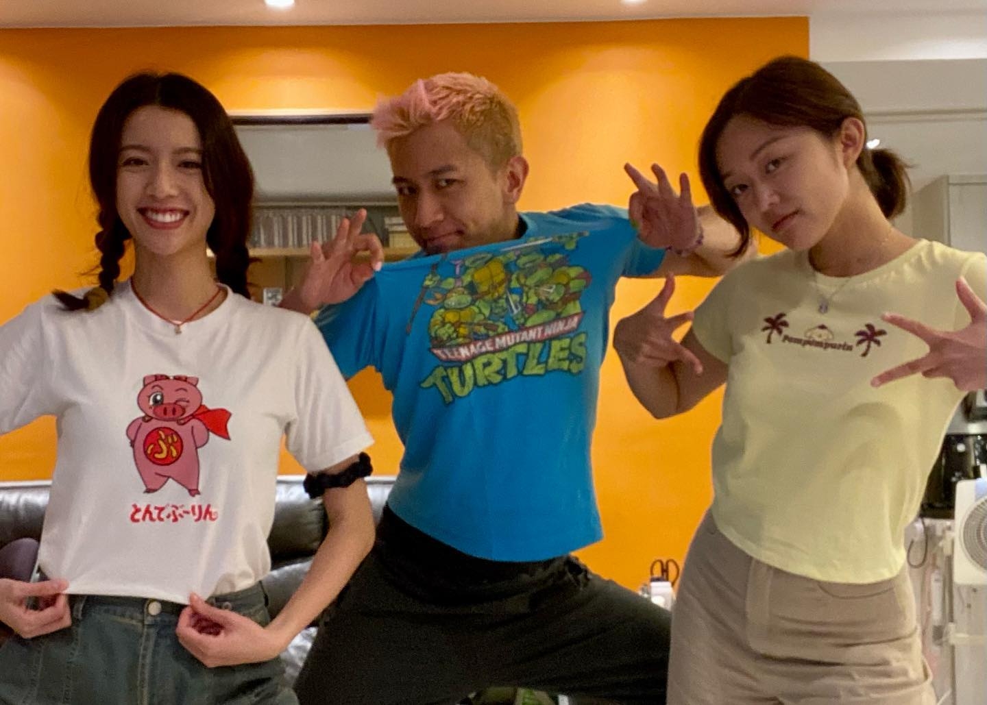 眾人當日更身穿不同款式嘅公仔圖案衫。