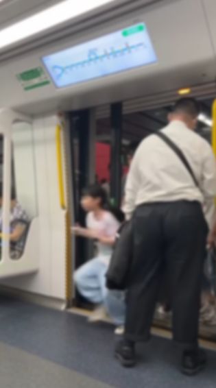 東鐵線內地客衝門爭位片網上瘋傳