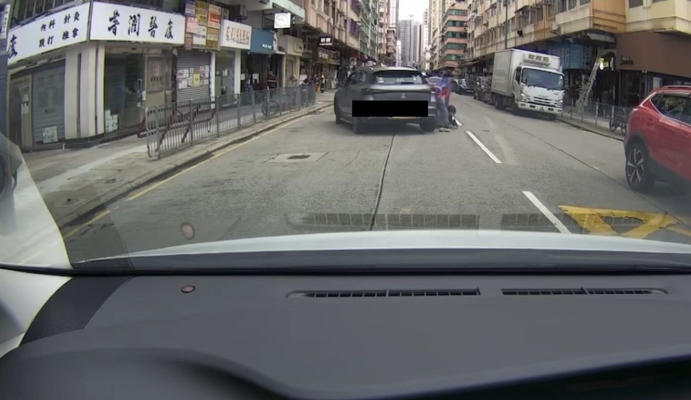 元朗婦人「拖車仔」亂過馬路　被私家車從後撞到受傷送院