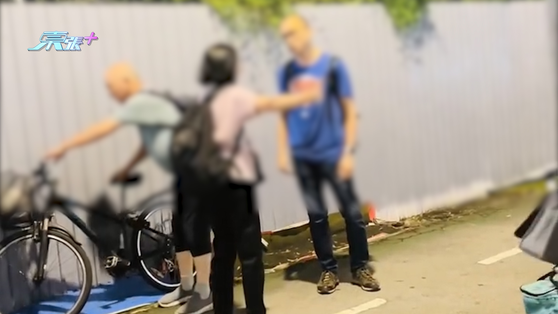 港母親當街跪地哀求兒子停止爭吵　被趕仍死纏獲網民大讚