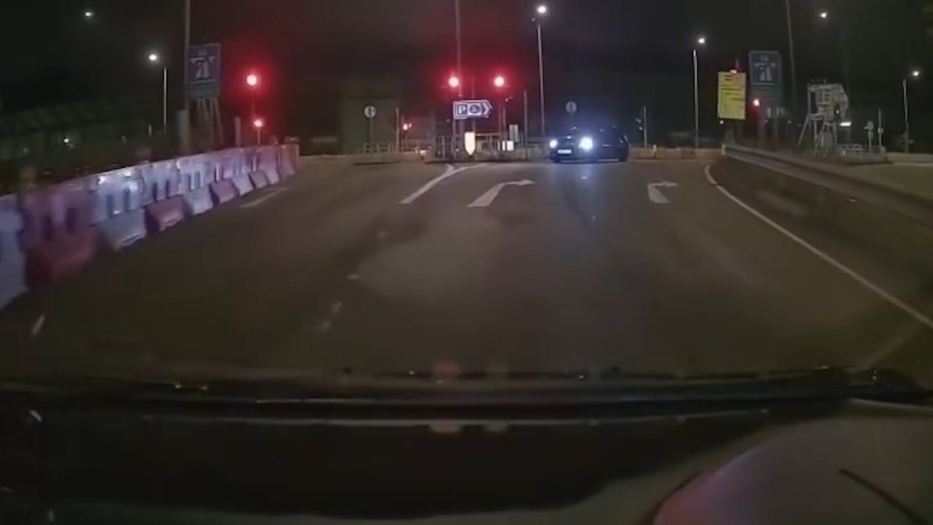 元朗深夜驚見馬路炸彈逆線行仲撞欄杆。(影片截圖)