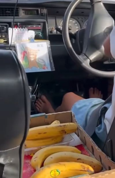 港的士司機「赤腳」上身揸車
