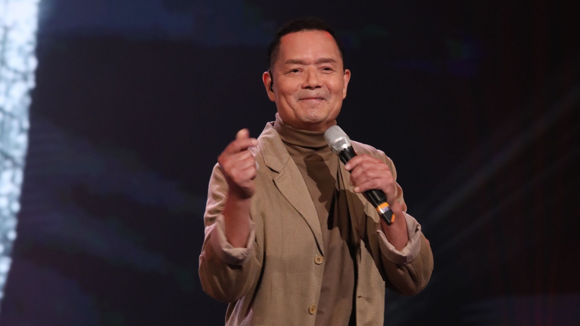 吳大強又唱又跳勁風騷。