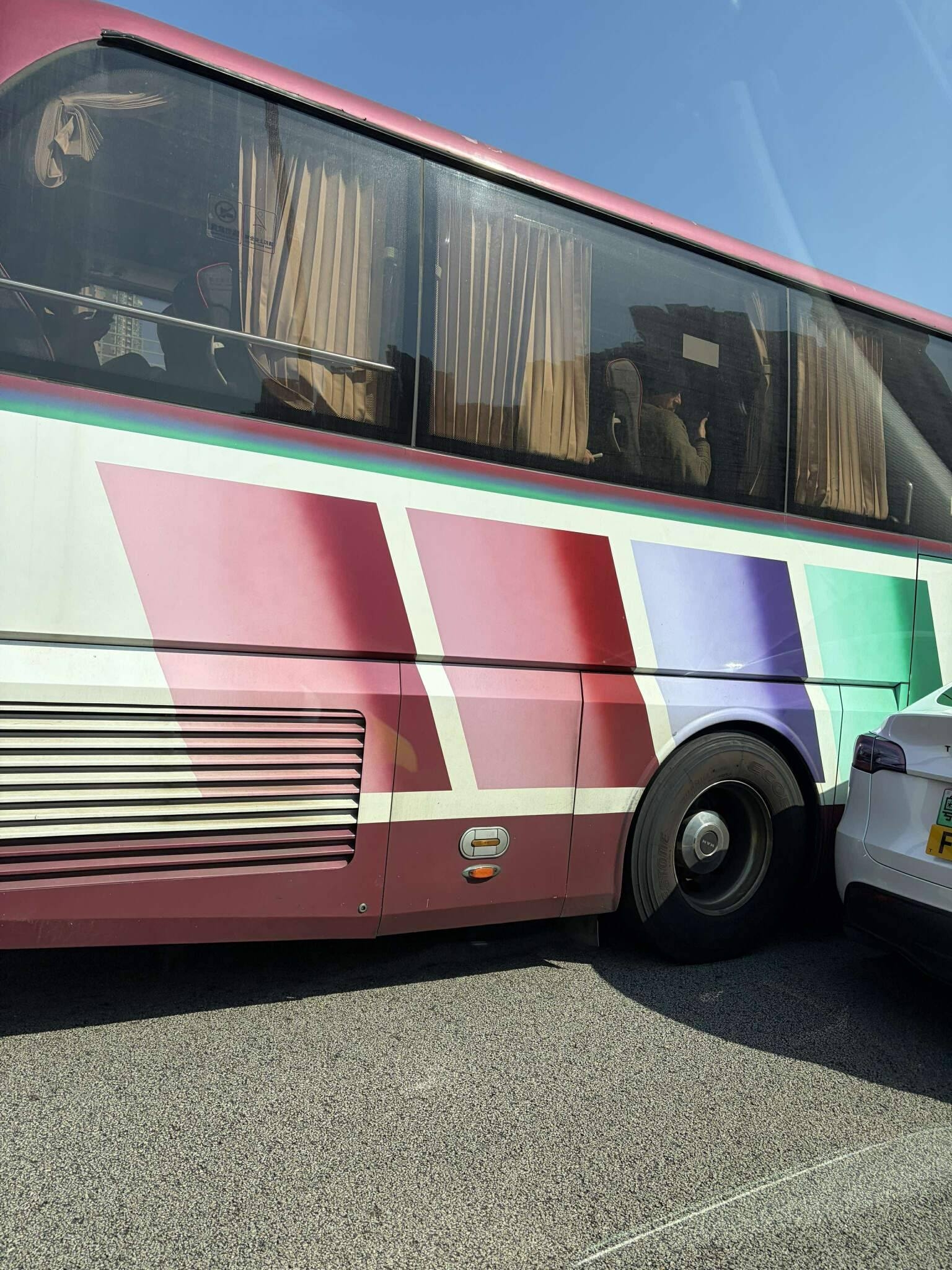 粵車南下又出事！「FT」牌Tesla昂船洲大橋行駛　撞中旅旅遊巴 (FB@香港公共交通智庫)