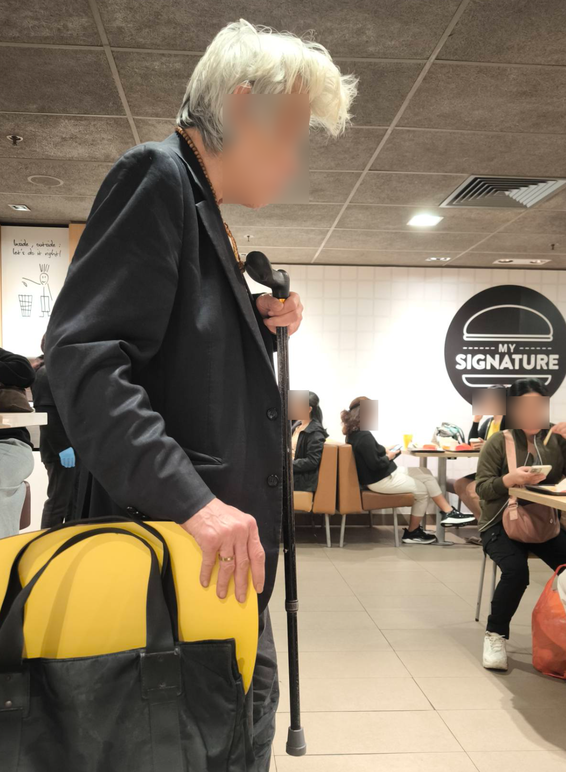 東張西望報料｜炮台山快餐店被指流浪漢長期佔座　食客投訴衞生惡劣變「露宿者之家