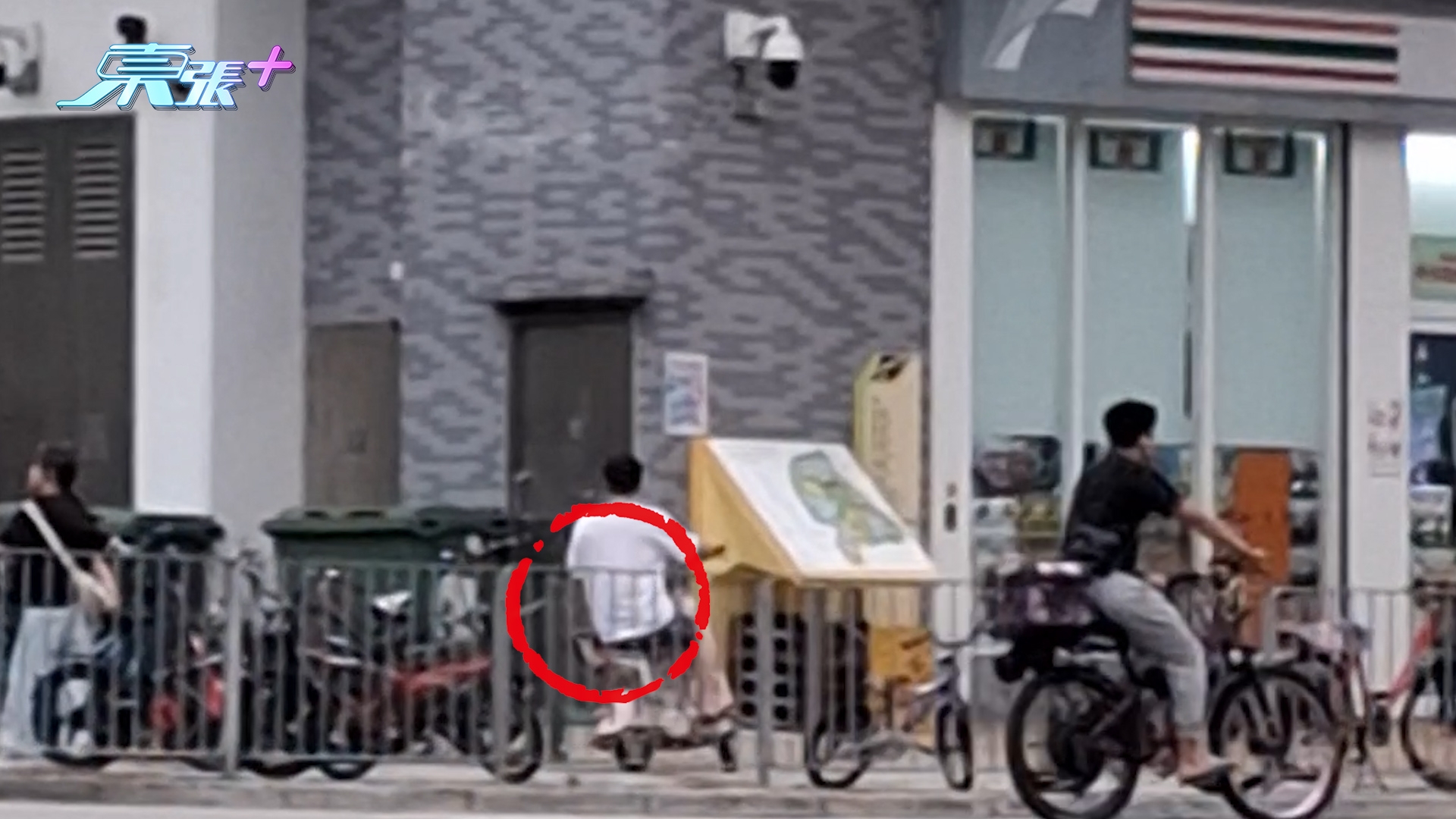 東張西望報料｜屯門和田邨男子行人路騎電動單車　報料者憂事故發生：好危險