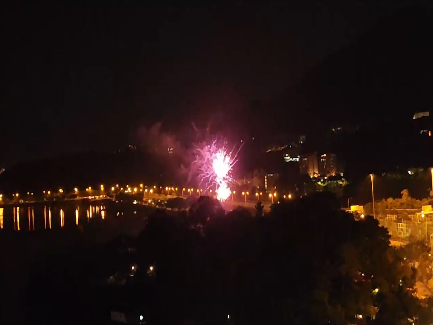 吐露港現「民間煙花匯演」賀蛇年