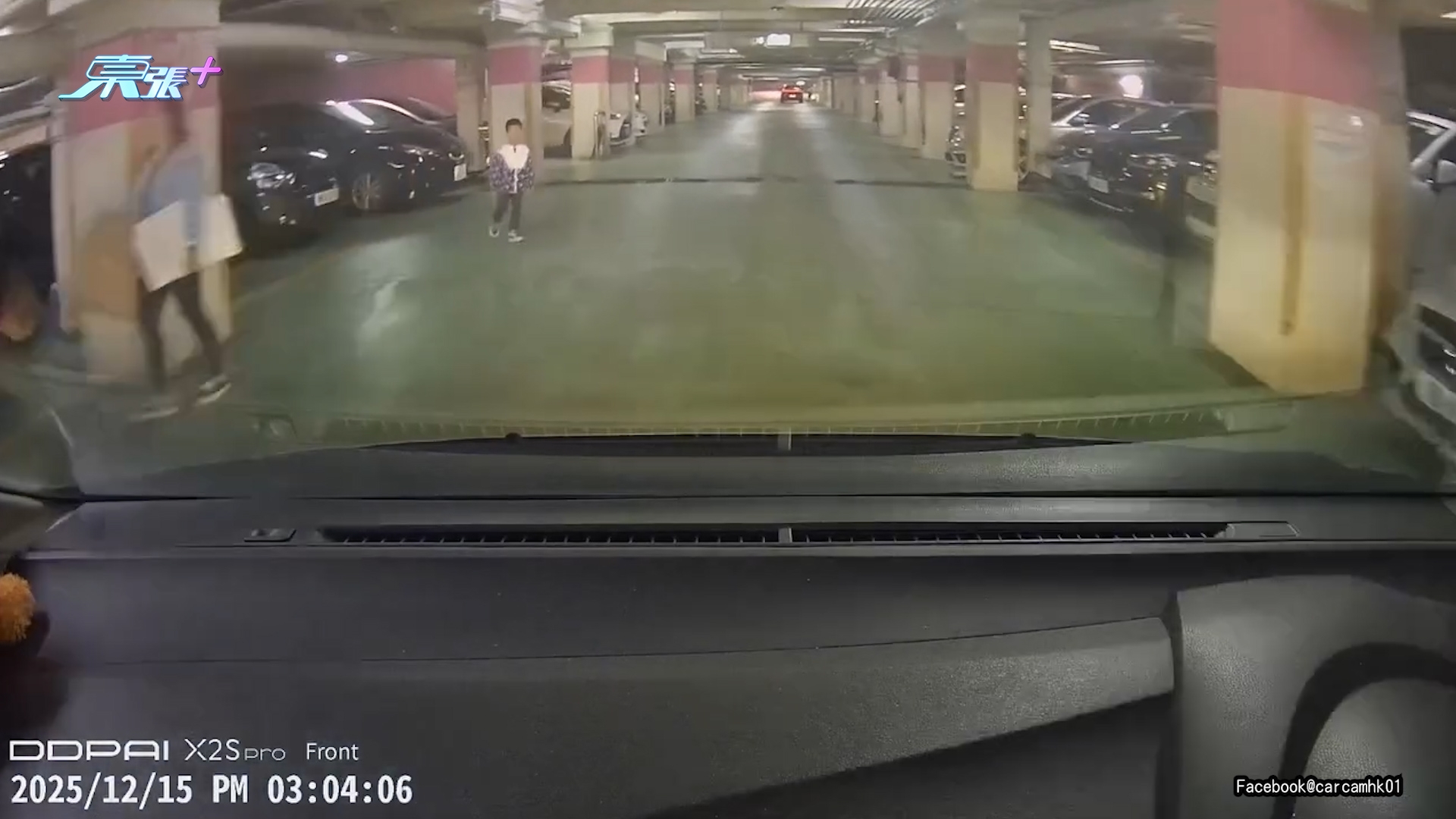 車Cam直擊｜細路停車場變「甩繩馬騮」　突衝路中心險被撞　網民：累死司機