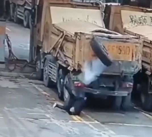 工人被炸向後翻滾約360度落地，幸好只受輕傷。網絡圖片