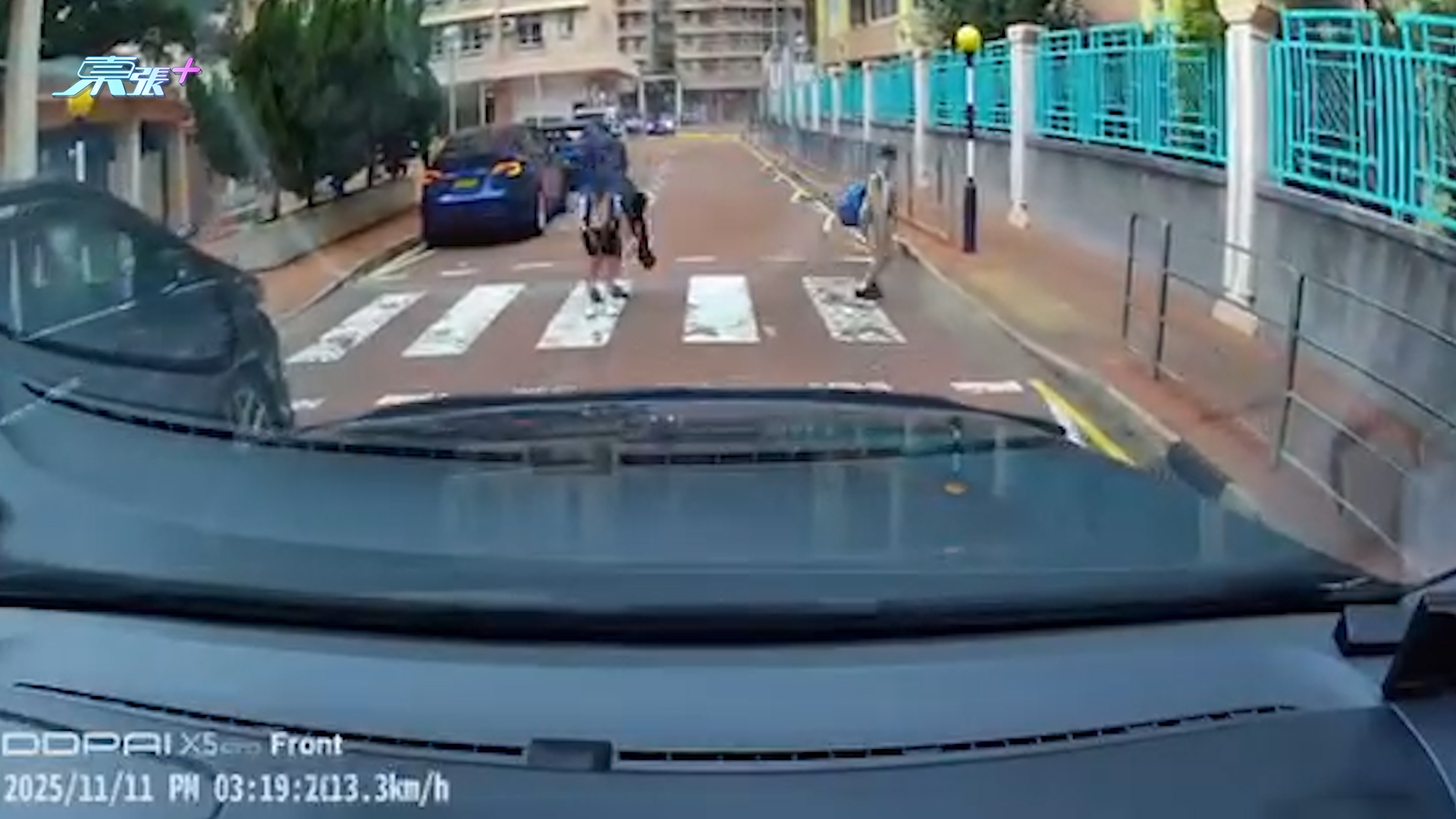 車Cam直擊｜小學生過斑馬線後「鞠躬多謝」　司機大讚：值得表揚