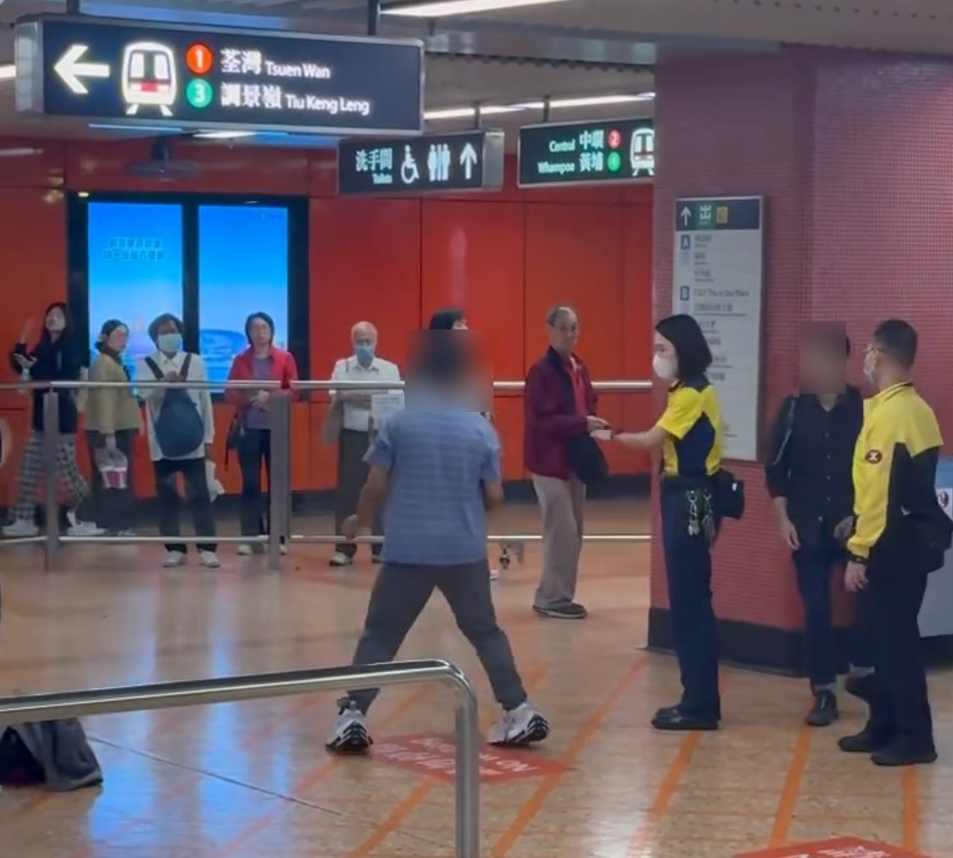 黑衣男子在衝突中不斷閃避，甚至多次退至港鐵職員身後尋求保護，而藍衣男子則持續作出追踢動作，有目擊者形容場面猶如「麻鷹捉雞仔」。
