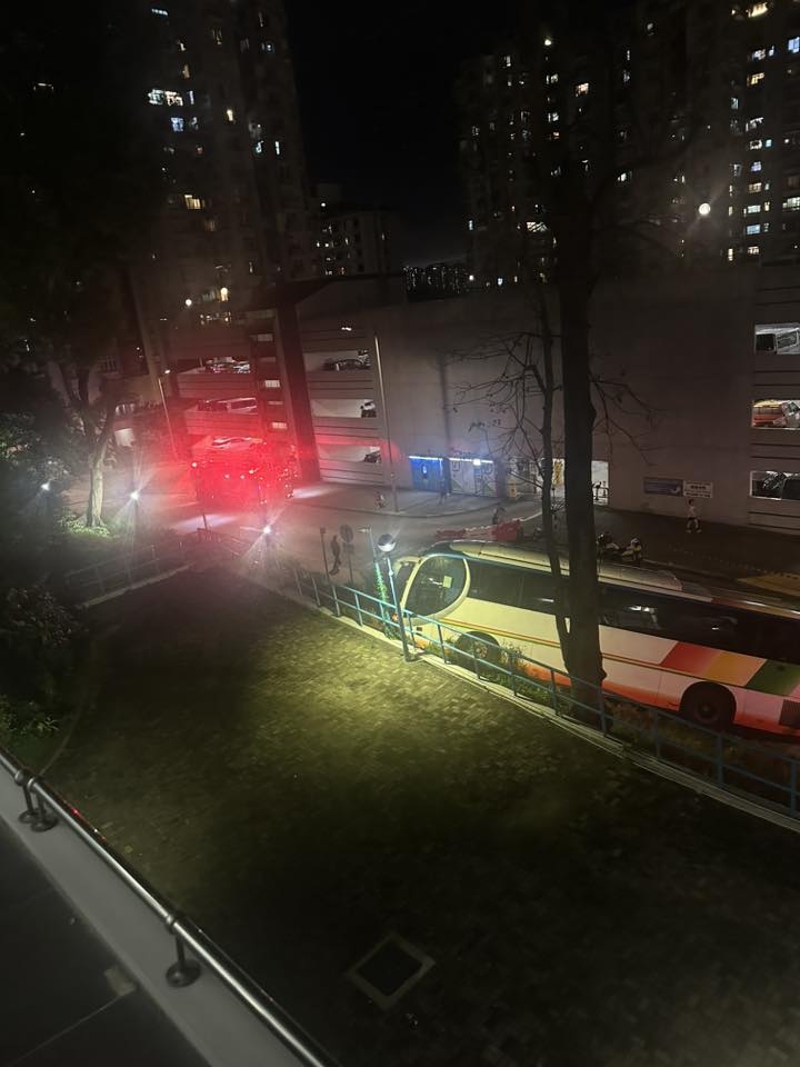 車Cam直擊｜深井旅遊巴鏟行人路擱斜坡　女途人困車底危殆　網民留言鬧爆