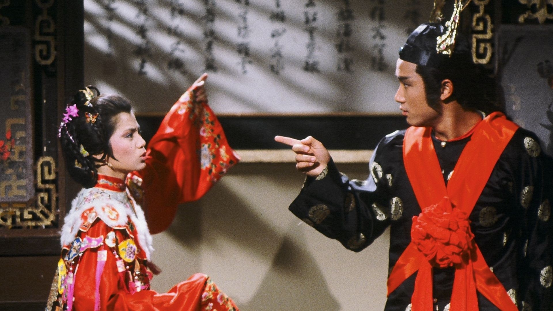 合作無間的苗僑偉和翁美玲被外界譽為「金童玉女」，兩人主演的《天師執位》不但創下驚人收視紀錄，該劇主題曲《誰可改變》更是唱到街知巷聞。