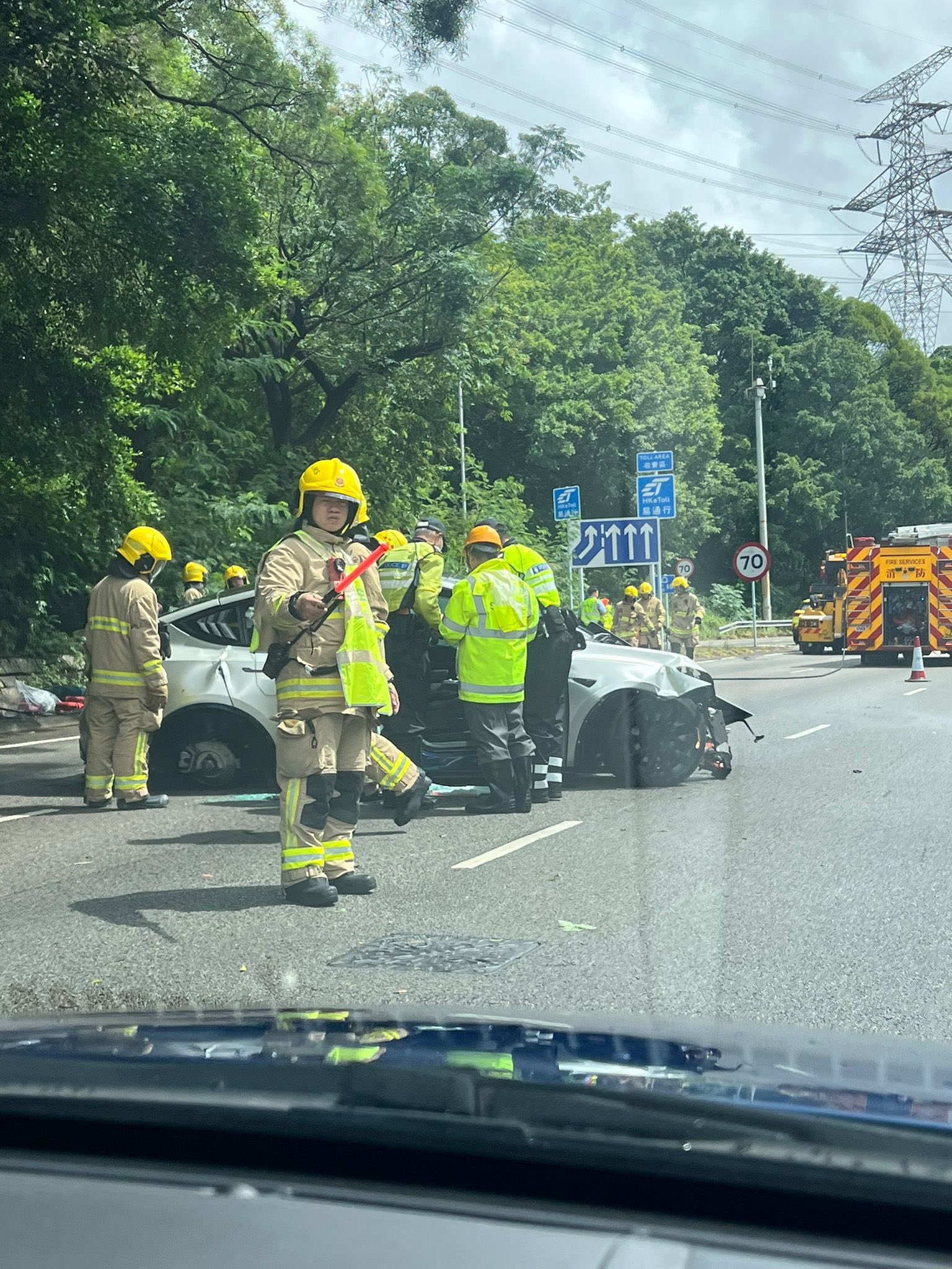 今日（9月7日）上午10時許，荃灣象鼻山路一輛Tesla 疑「自炒」撞壆，司機棄車逃去，警方在車上和附近草叢檢獲毒品。（Facebook圖片／車cam L（香港群組）／Bosco Chu）
