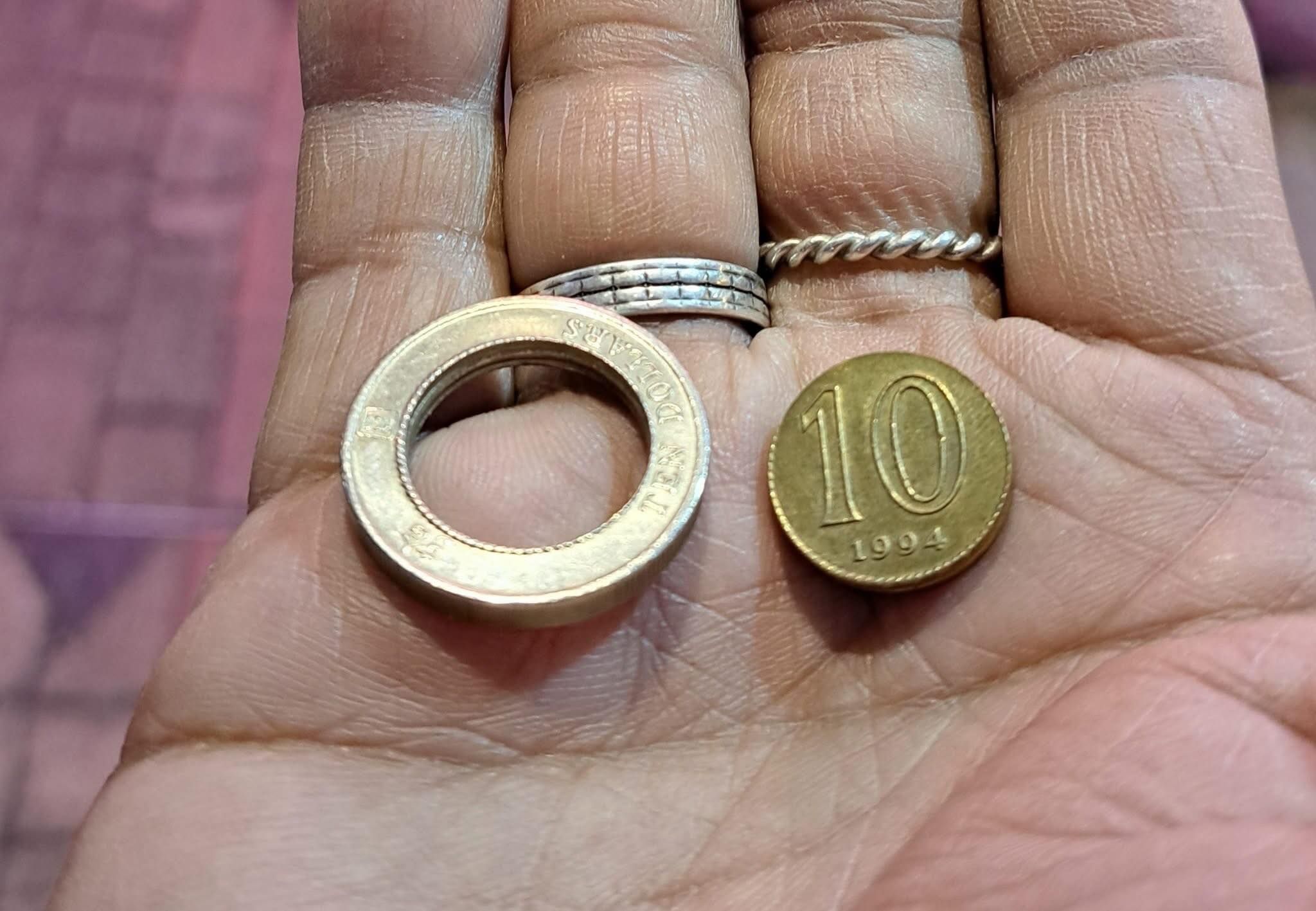 假錢｜10蚊銀中間「解體」網民求救解決方法疑有假硬幣重臨香港- 東張+