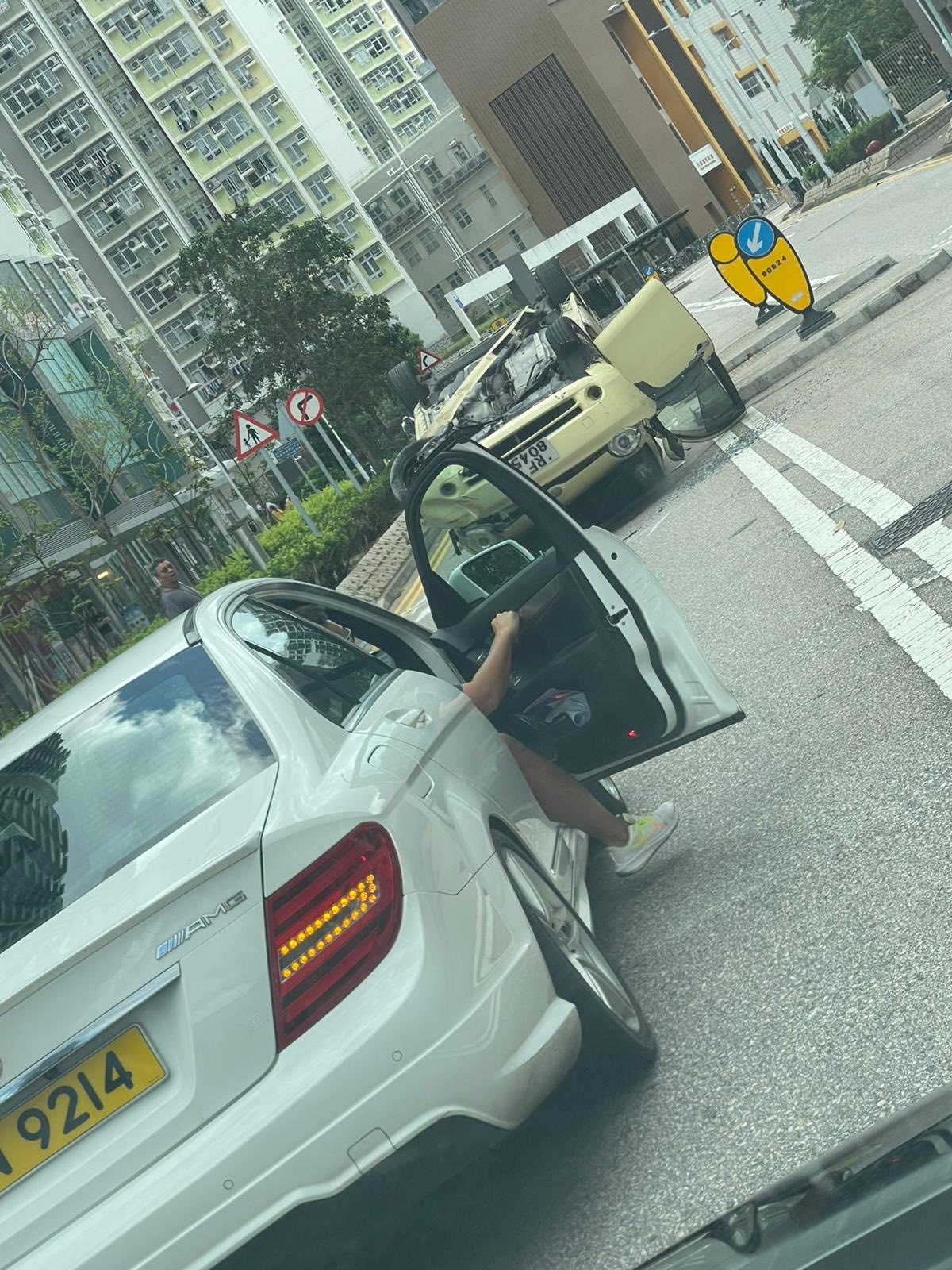 將軍澳怡明邨對出Mini Cooper離奇翻車　司機獲救無受傷