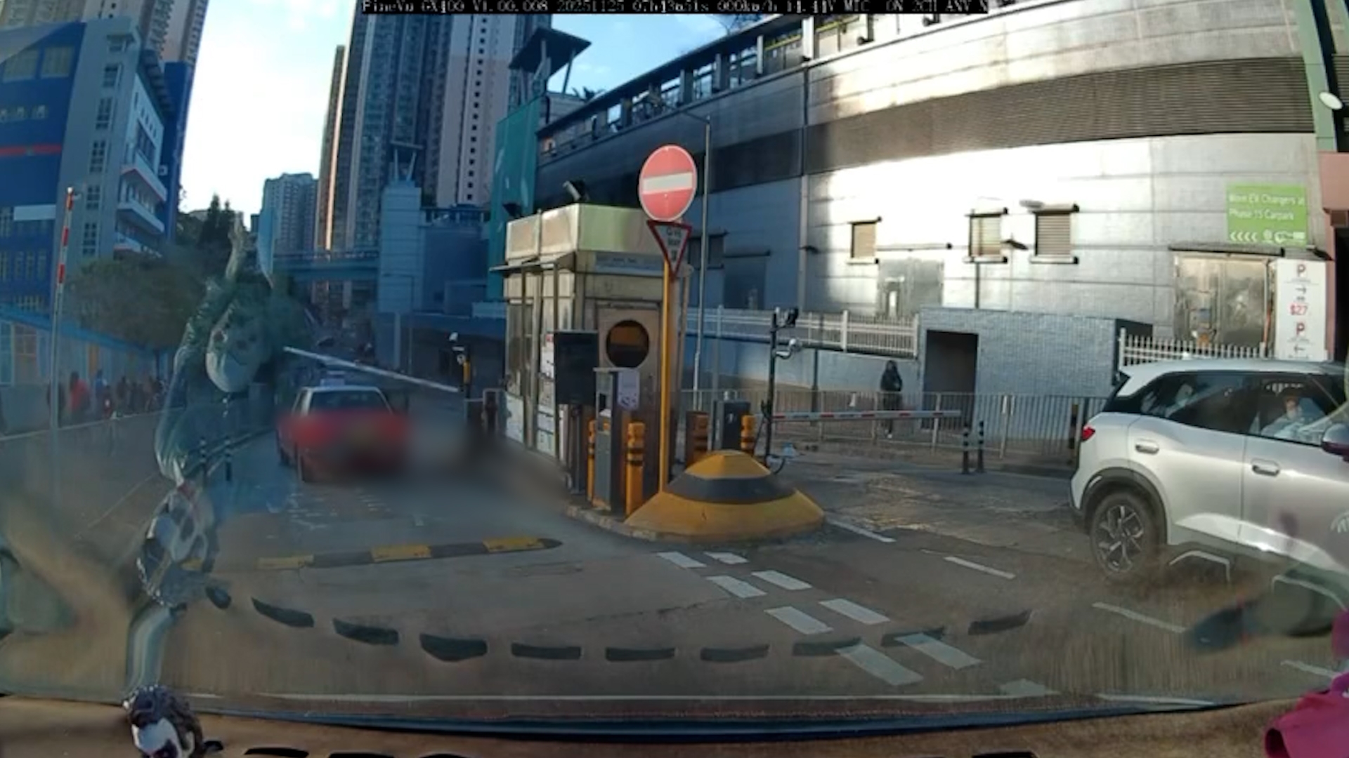 的士撞毀閘杆後，繼續向前滑行。（Faceook影片截圖／車cam L（香港群組）／Roxanne Lam）