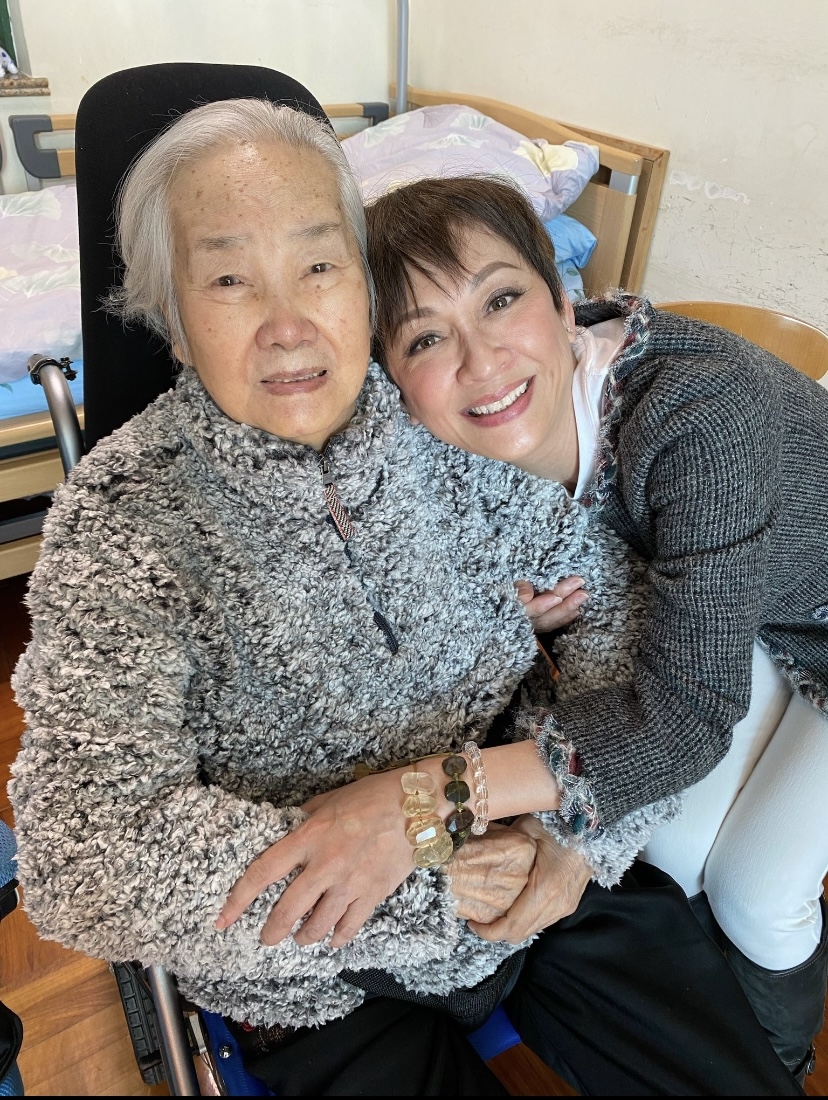 92歲嘅黎宣則獲副會長余安安將獎項送到府上。