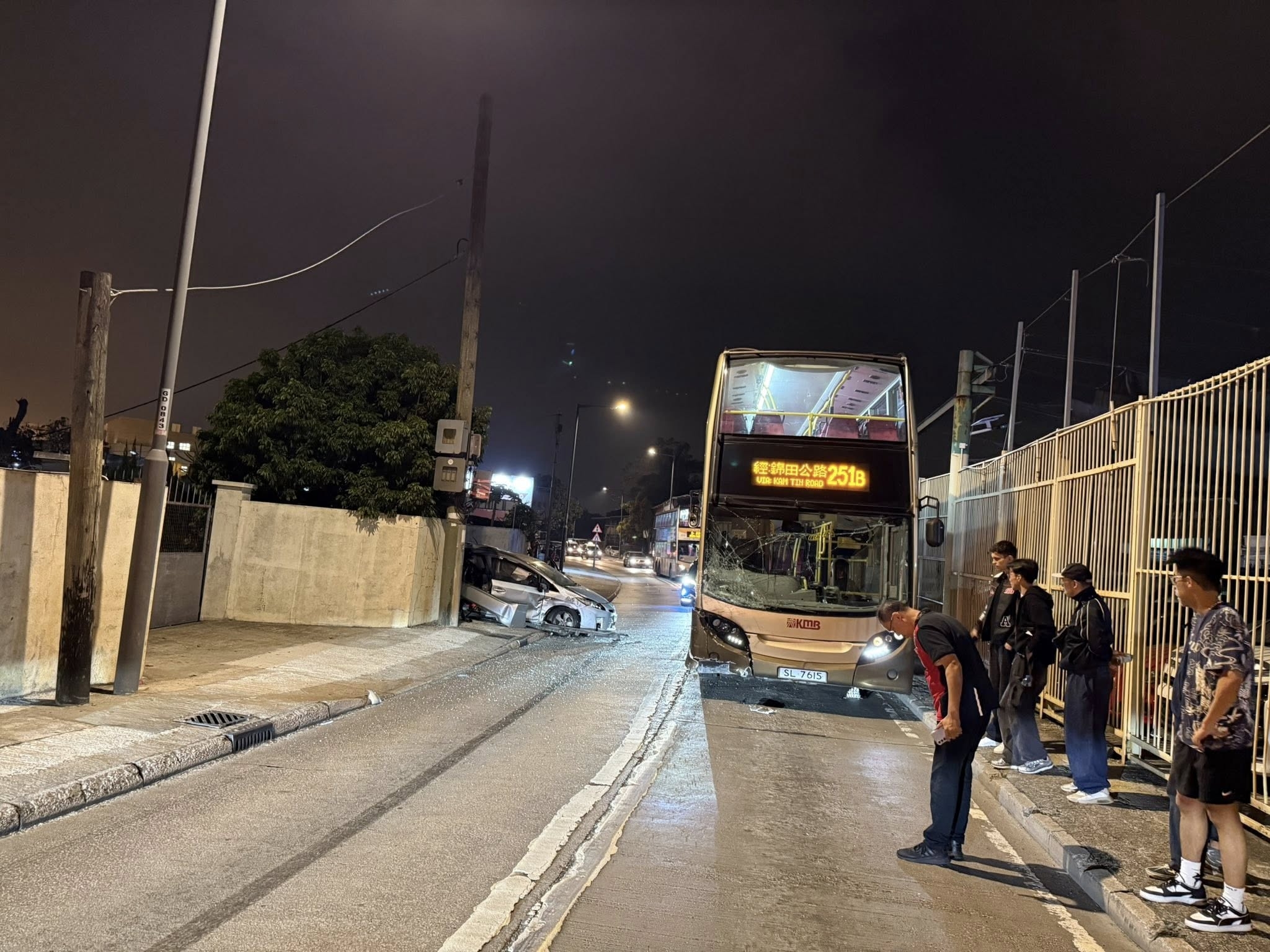 錦田公路私家車疑「避貓咪」撼九巴　車身損毀嚴重　兩司機受傷送院 (FB@車cam L（香港群組）／Ryan Lee)