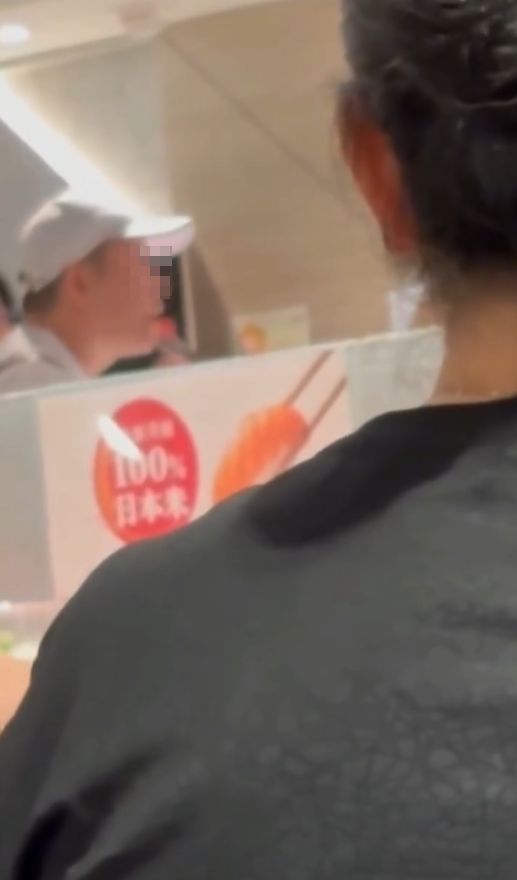 有片｜大叔爭鮮店內爆粗大鬧更掟錢辱女店員　食客狂轟「影衰香港人」