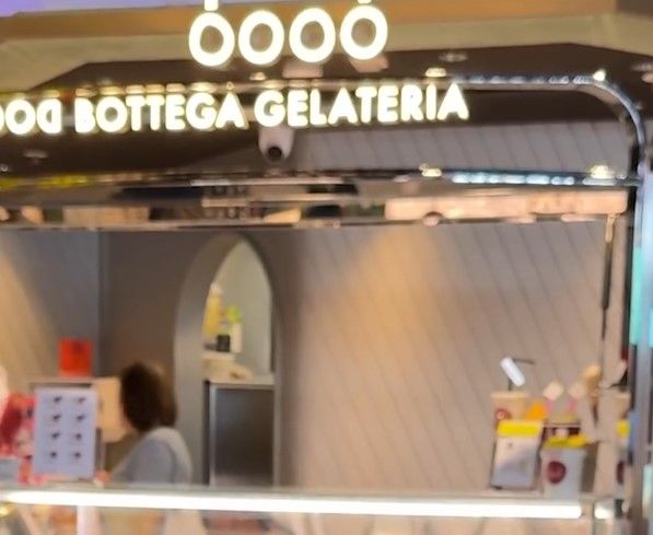 尖沙咀雪糕店店員狂舔雪糕匙過程被拍下
